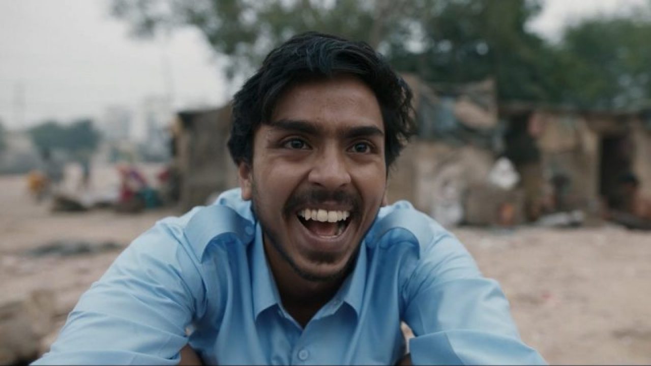 „The White Tiger“ – Lecție de supraviețuire în India zilelor noastre